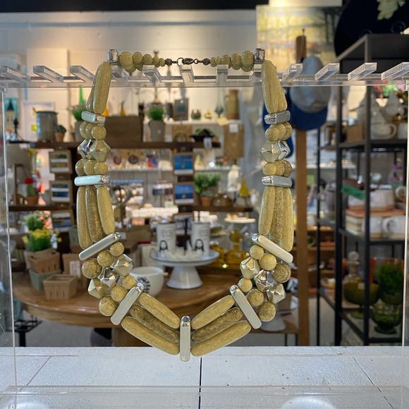 Three strand collar necklace vintage lightweight cream and silvertone - Picture 3 of 4